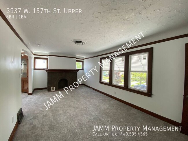 Building Photo - Updated 3-Bedroom Upper Unit!