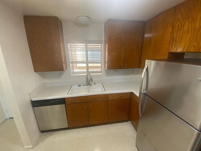 Foto del edificio - 1069 Raymond Ave