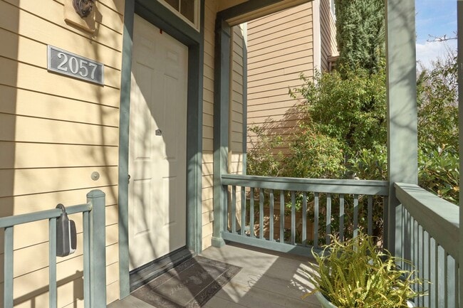 Building Photo - Beautiful 3 bedroom Bayside home available...