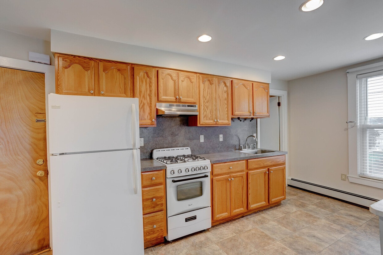 122 Lowell St, Peabody, MA 01960 Condo for Rent in Peabody, MA