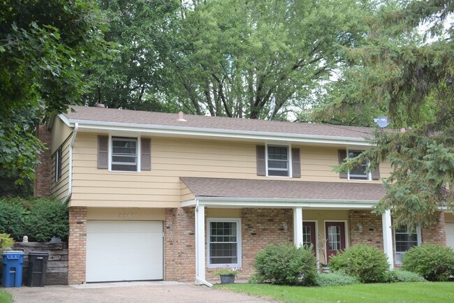 Building Photo - 5580 Shorewood Ln