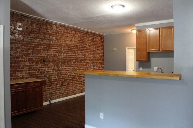 Foto del edificio - 4261 Russell Blvd