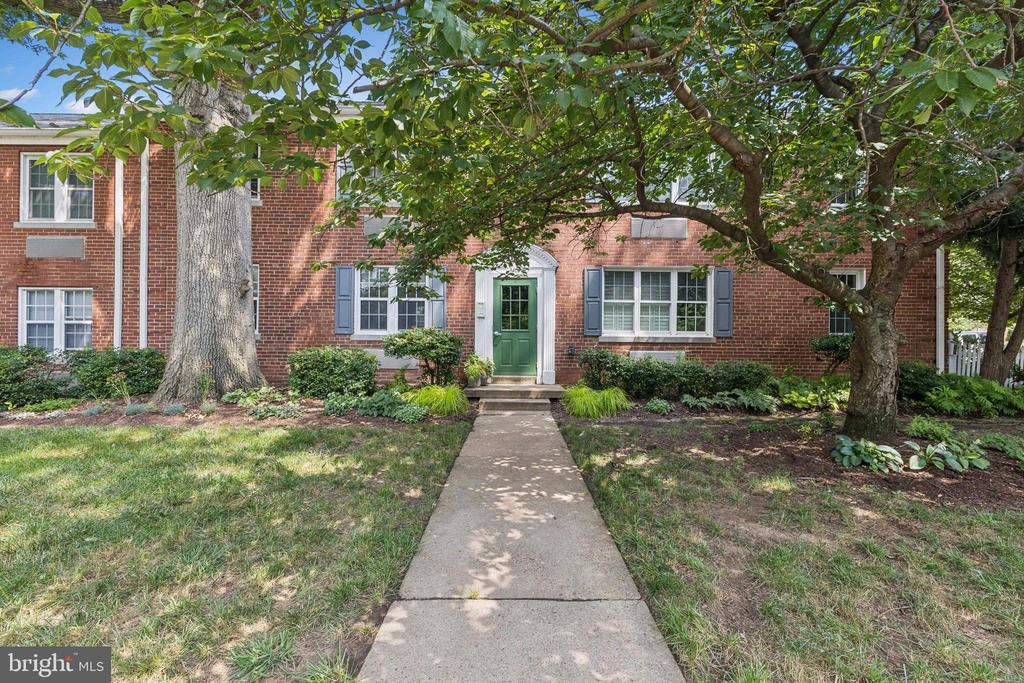 Foto principal - 3401 Commonwealth Ave