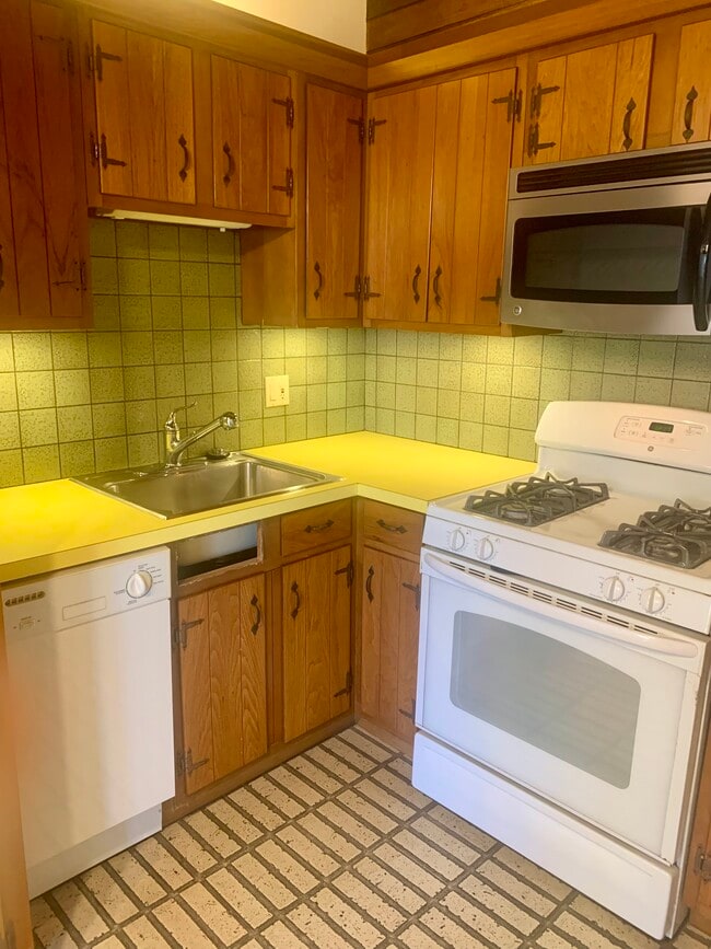 KITCHEN - 5 Ingalls Ter