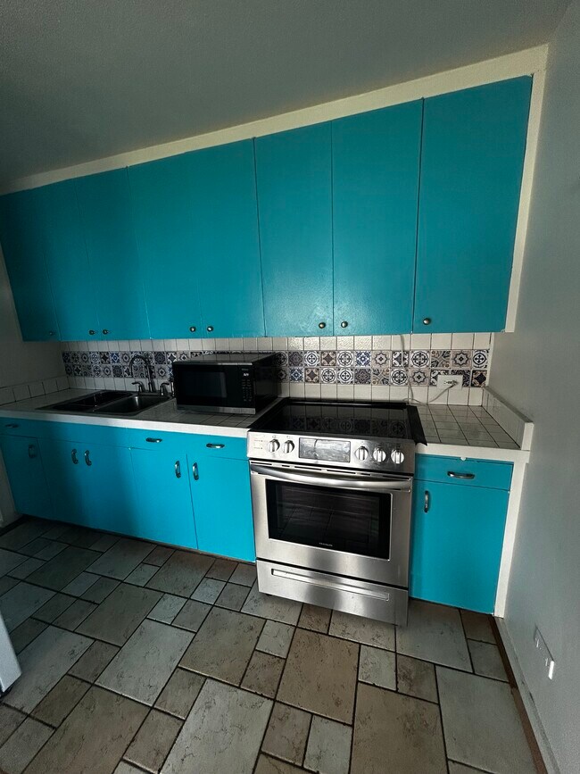 Full kitchen with new oven and microwave - 1515 Nuuanu Ave