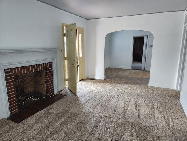 Building Photo - Renovated Home Just Off Washington Rd clos...