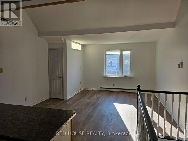 Photo du bâtiment - 37 Connaught Ave