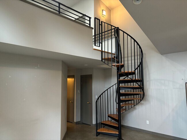 Building Photo - Contemporay Loft in Judkins Park