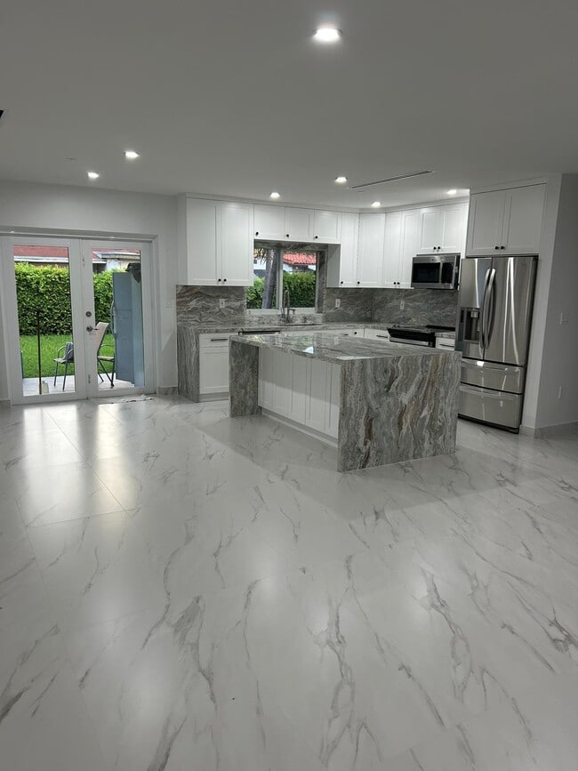 Foto del edificio - 8441 SW 16th St