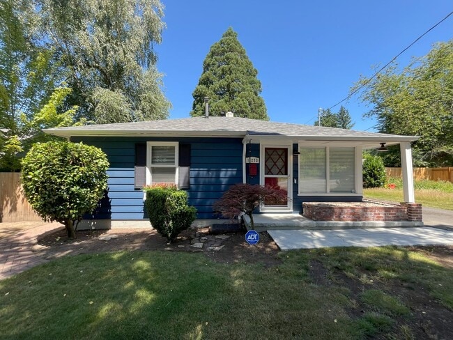 Building Photo - Updated 2 Bedroom Cottage with Hardwood Fl...
