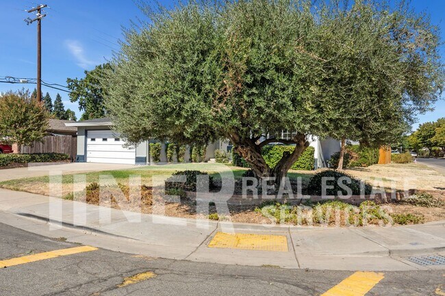 Building Photo - Stunning Home In College Glen