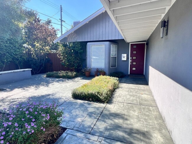 Building Photo - Beautifully Maintained Modern 3 Bedroom Ho...