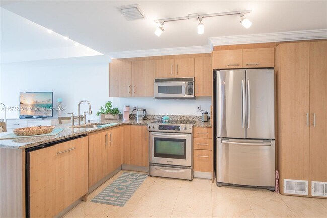 Building Photo - 10275 Collins Ave