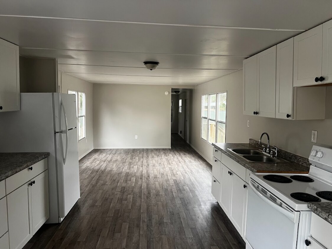 Foto principal - Newly Renovated 2/1 in Lake Front Community