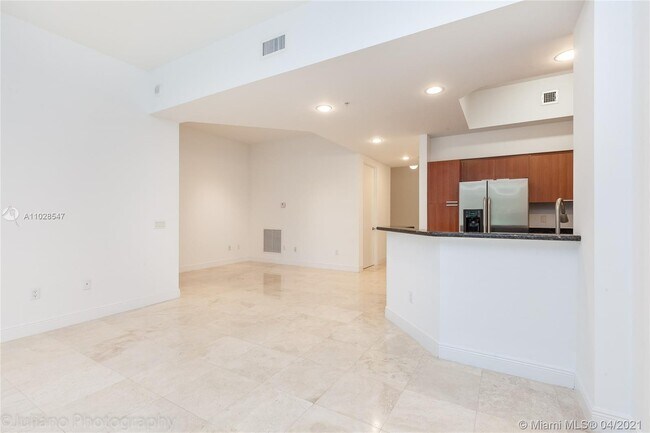 Foto del edificio - 15051 Royal Oaks Ln