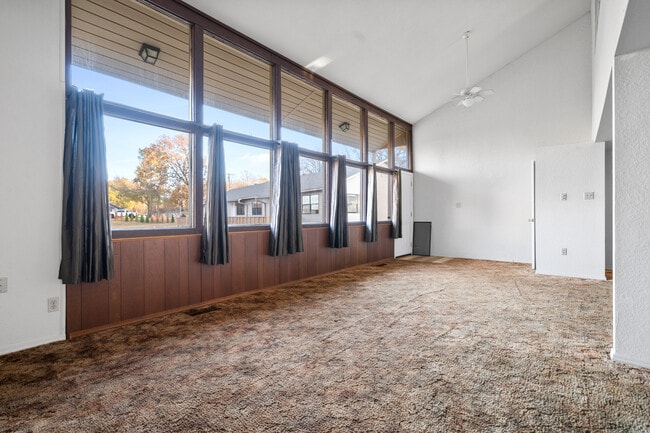 Building Photo - Earl’s Point Condominiums