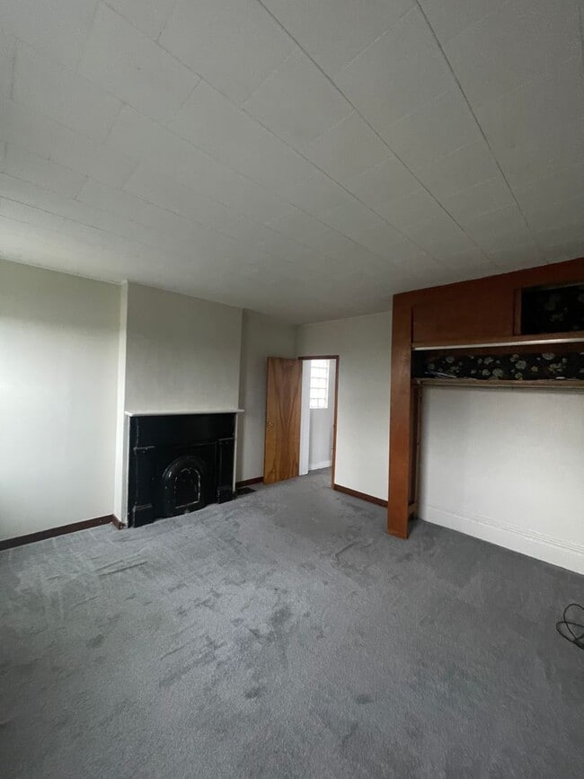 Building Photo - Available July 1st! 3 Bed 1.5 Single Family Home!