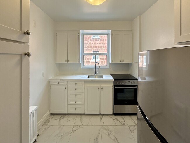 Photo du bâtiment - 1295 Bayview Av