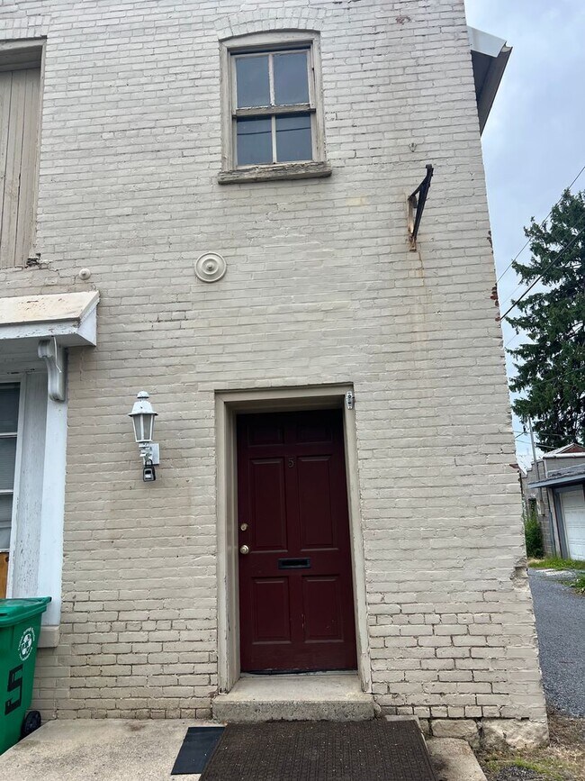 Building Photo - 5 Chestnut Ave