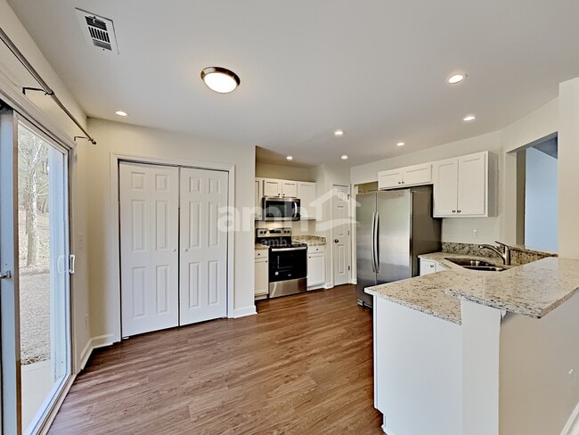 Foto del edificio - 900 Crowders Woods Dr