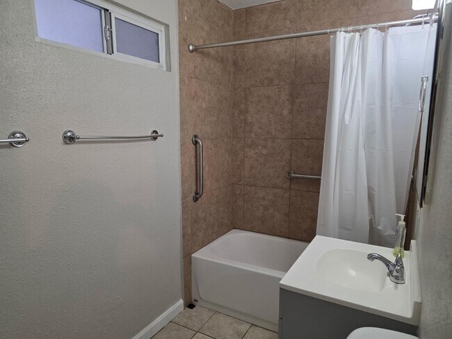 Foto del edificio - 1320 W Sahuaro Dr