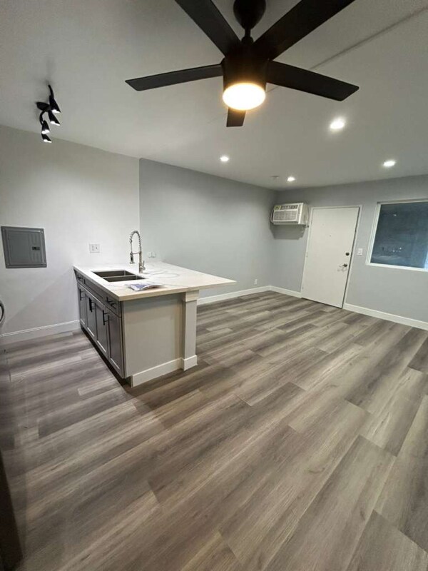 Foto del edificio - 4660 Kester Ave