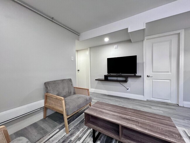 Photo du bâtiment - 1518 University Ave W