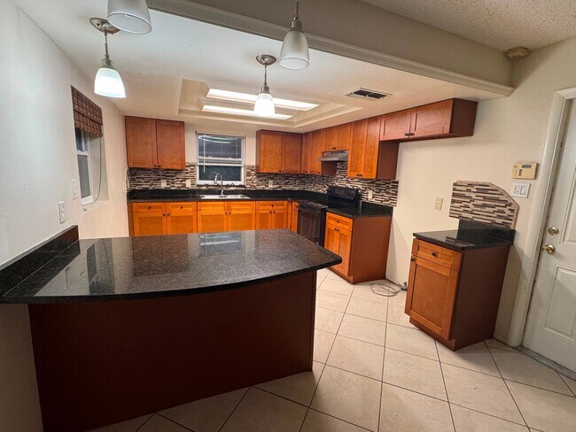 Building Photo - 9945 Woodridge Ct
