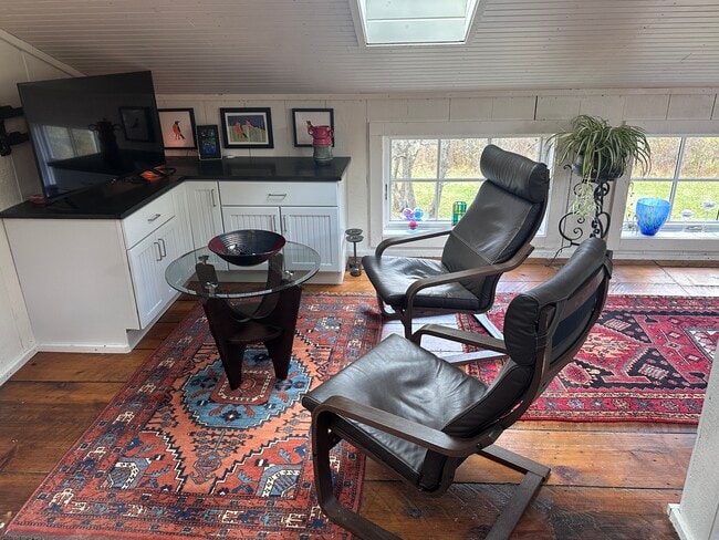 Foto del edificio - 60 Woodard Rd