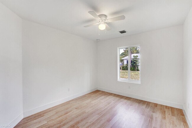 Foto del edificio - 3 br, 2 bath House - 264 NW 1st Ter