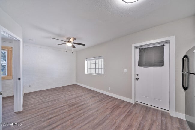 Building Photo - 6 E Linda Ln