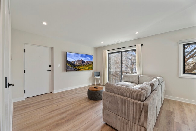 Foto del edificio - 7109 N Western Ave