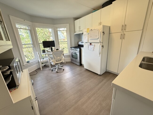 Building Photo - 129 Emerald St S