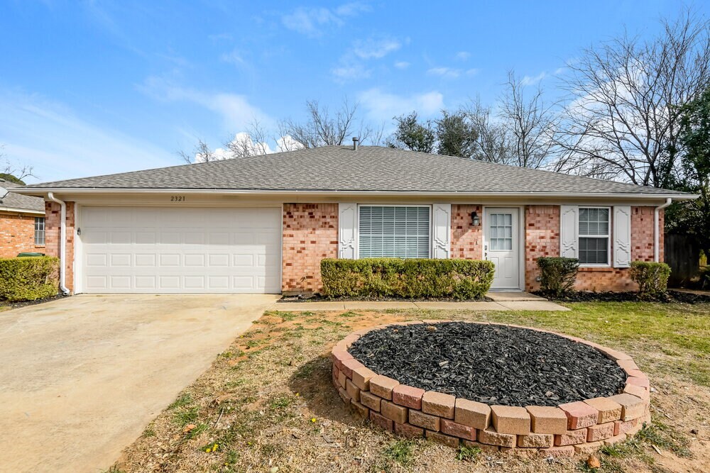 Primary Photo - 2321 Oakside Dr