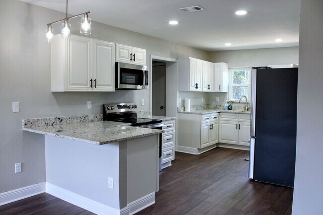 Foto del edificio - Stylish 3-Bedroom Bungalow Near Downtown Tampa - AVAILABLE ON JULY 5TH
