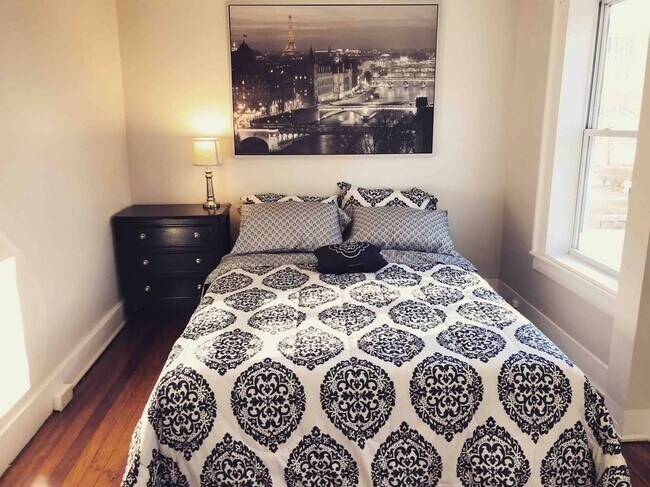 Building Photo - 30 Henry St