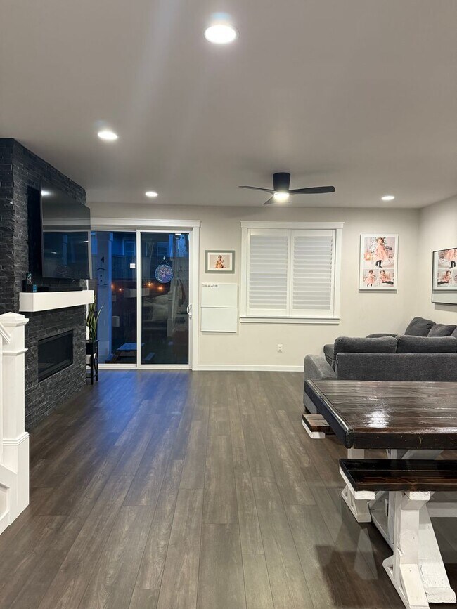 Foto del edificio - Beautiful Home with lots of upgrades.... A...
