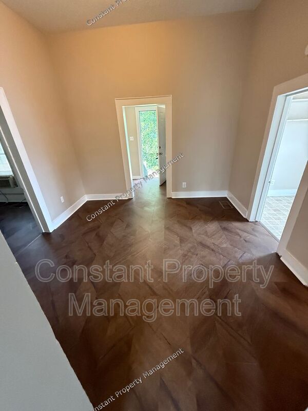 Foto del edificio - 825 E Broadway St