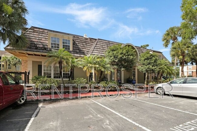 Building Photo - 4022 Versailles Dr