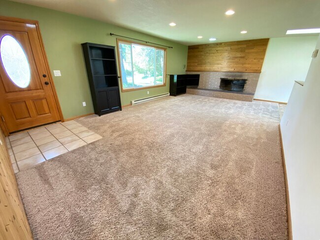 Building Photo - Radio Hill Home with Beautiful Lawn for Rent!