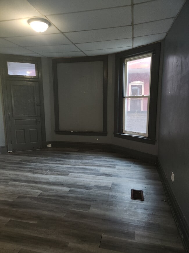 Building Photo - 520 W King St