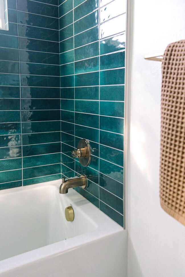 Bathroom, looking right - 11138 Aqua Vista St