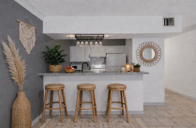 Foto del edificio - 12500 Melville Dr