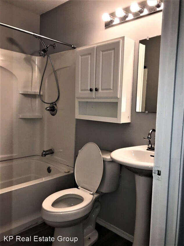 Building Photo - 3 br, 1 bath House - 1017 Bruckner Road