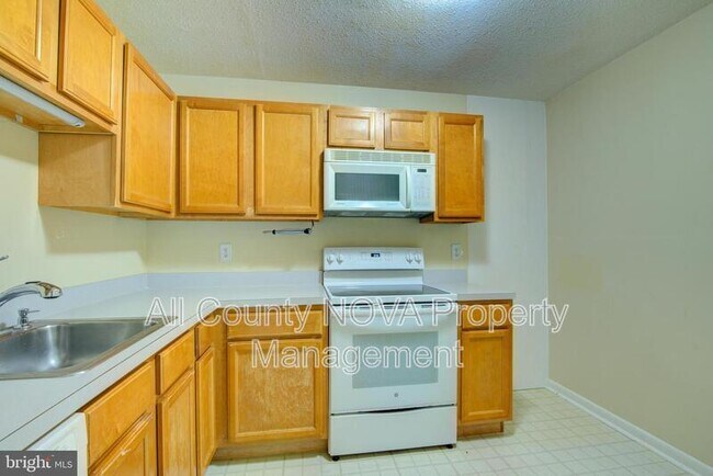 Building Photo - 613 Center St