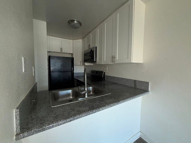 Foto del edificio - 9010 Tobias Ave