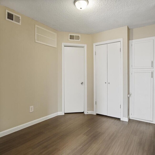 Foto del edificio - 9520 Royal Lane - 123D