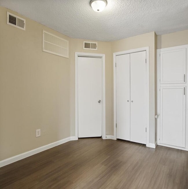 Building Photo - 9520 Royal Lane - 123D
