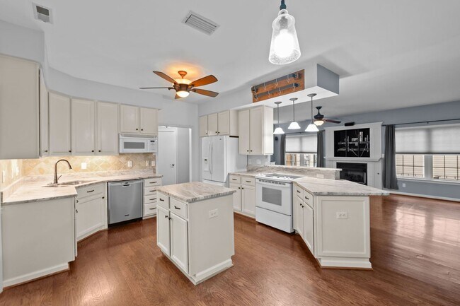 Building Photo - Your Dream Home Awaits!