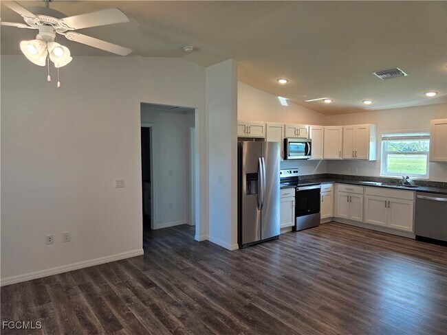 Foto del edificio - 131 Carousel Ave